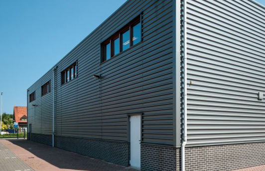 Sandwichpanelen zagen en monteren