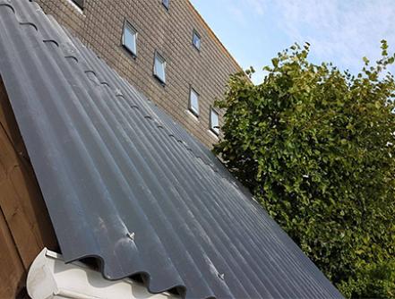 Humanit vezelcement golfplaten op schuin dak