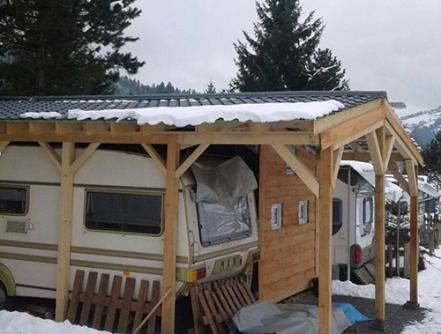 Dakpanplaten op een houten carport