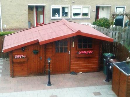 Tuinhuis met dakpanplaten terracotta